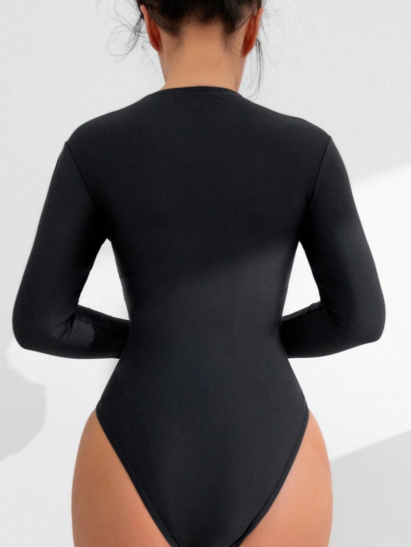 The black one-piece swimsuit bikini surfing must have a convenient chest zipper
