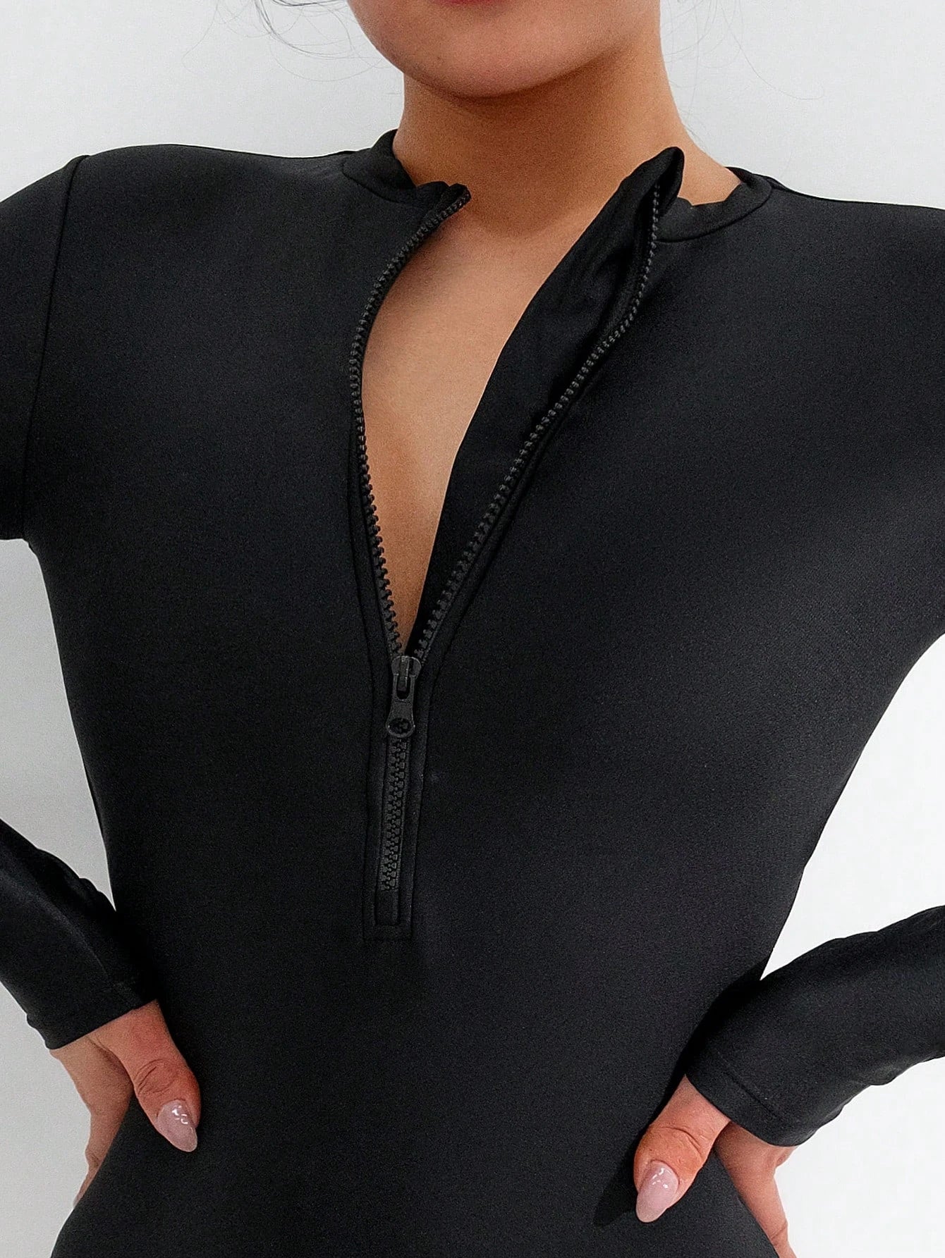 The black one-piece swimsuit bikini surfing must have a convenient chest zipper